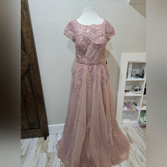 LA FEMME 27920 Embellished Mesh A-Line Gown NWOT size 10 Mauve/Pink - Picture 3 of 6
